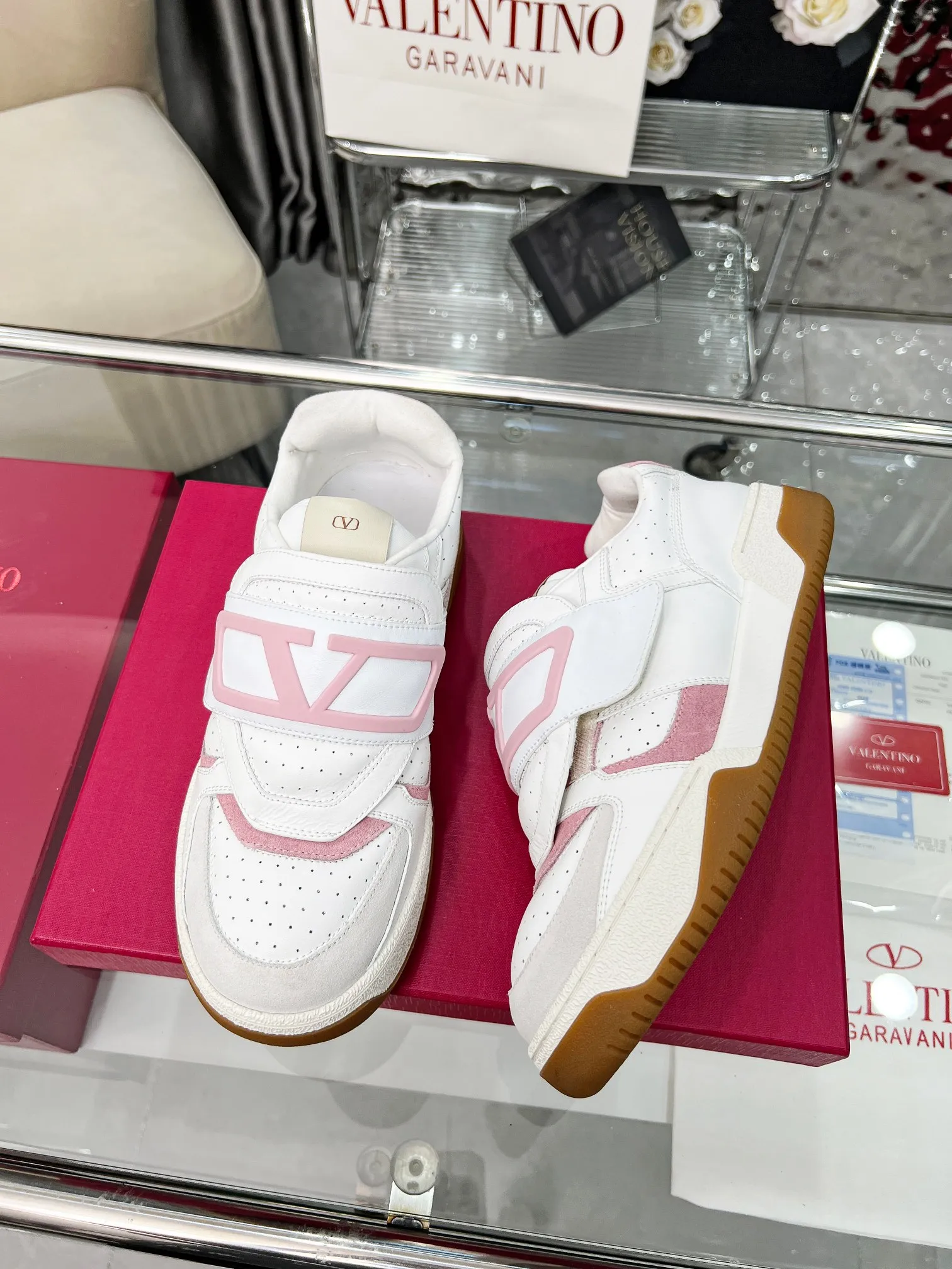 [Valentino] P: 680💰 Couple style, size: women 35-40▪️men 39-44 (customized at 45.46) Valentino 𝑶𝒏𝒆𝑺𝒕𝒖𝒅 Couple sports bread shoe series Valentino 2025 new couple sports shoes are on sale. The original ZP purchase and disassembly. Repeated pattern making and modification. 1:1 restoration! Top luxury masterpiece Velcro design Soft and comfortable imported calfskin brings excellent and elegant texture and excellent foot comfort Top purchasing version upper: imported calfskin surface/original oil edge craftsmanship Lining: water-dyed sheepskin lining Outsole: original development 𝐓𝐏𝐔 two-color combination outsole Packaging: original configuration complete package